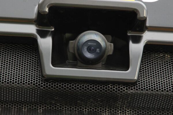 we can see a black famos fixed to a black inlet in a forklift truck