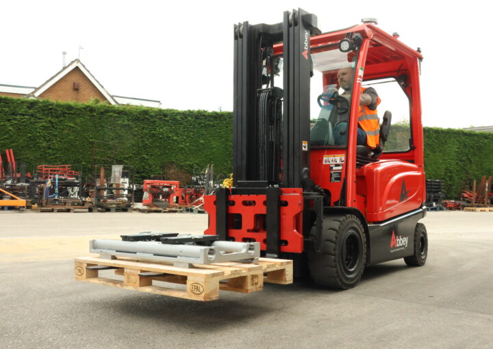 iCP forklift mobile weighing system is installed on the red abbey forklift truck while holding a wooden pallet