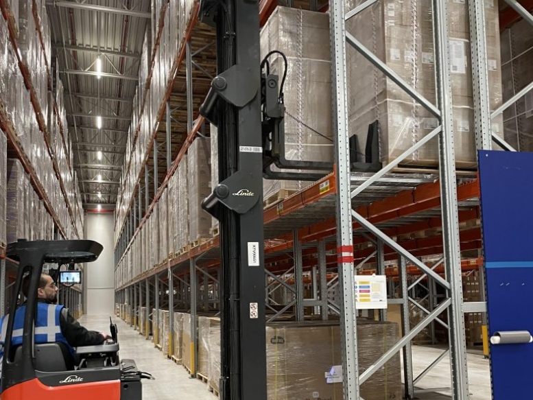 the kooi® reachforks is attached to a reach tuck and is retrieving